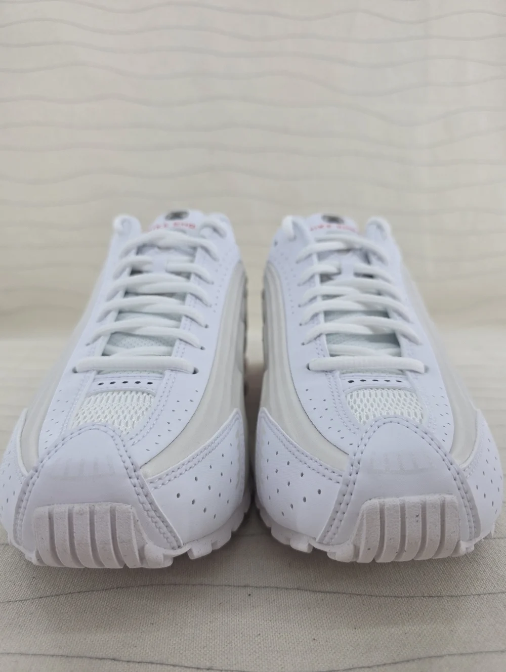 Nike Youth Shox R4 GS White Phantom Red Running Shoes CW2626-102 Size 6.5Y NEW